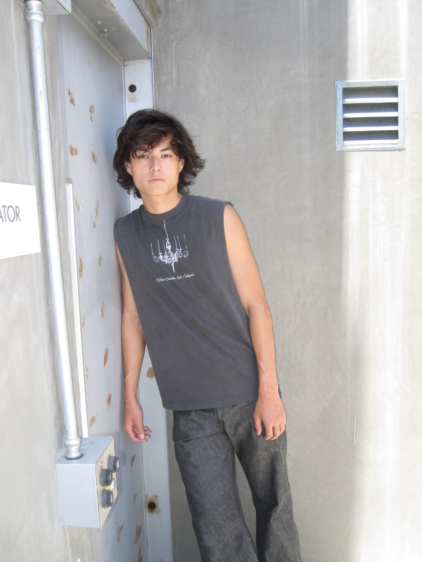 Chandelier cutoff tee (vintage black)